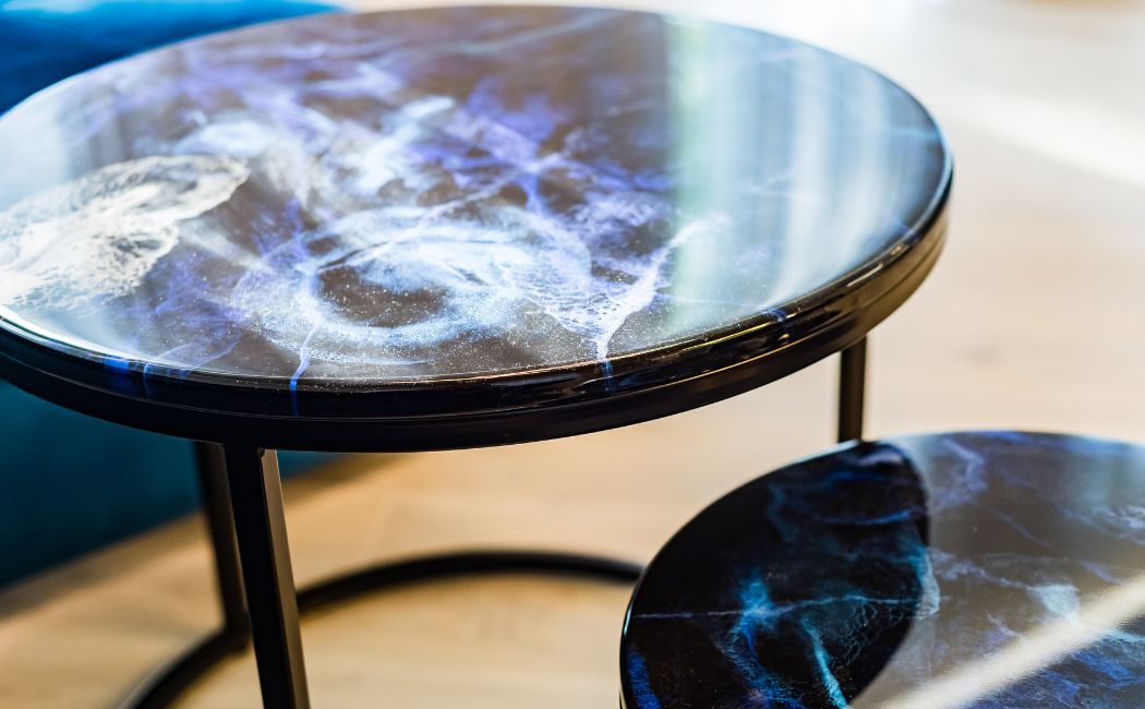 Jak wybrać idealny stół z blatem ze spieku kwarcowego do wyposażenia salonu?