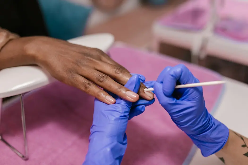 Pielęgnacja skórek wokół paznokci: Porady dla użytkowników lakieru hybrydowego