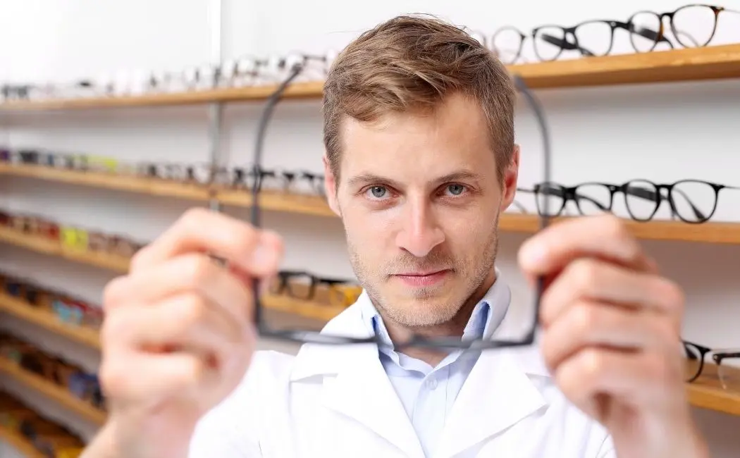 O czym powinniśmy pamiętać przed zakupem okularów do pracy?