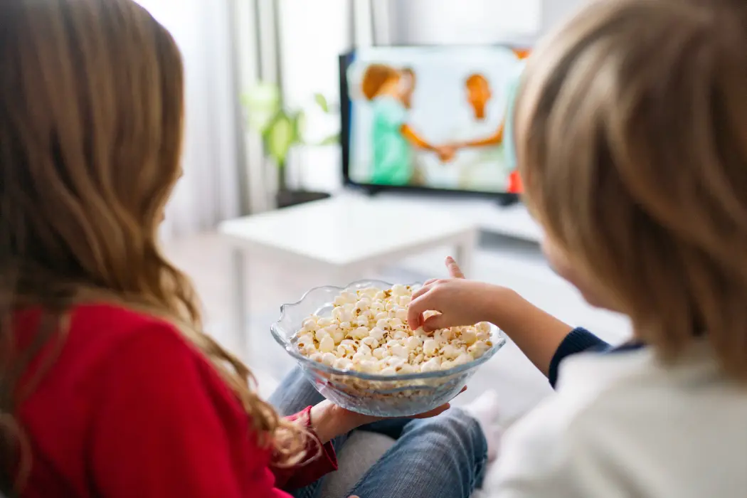 Jak podłączyć smartfon do telewizora? Dowiedz się więcej o funkcjach smart w telewizorze