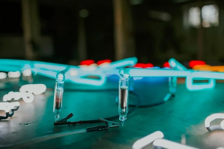 Neon wewnętrzny vs zewnętrzny – różnice technologiczne