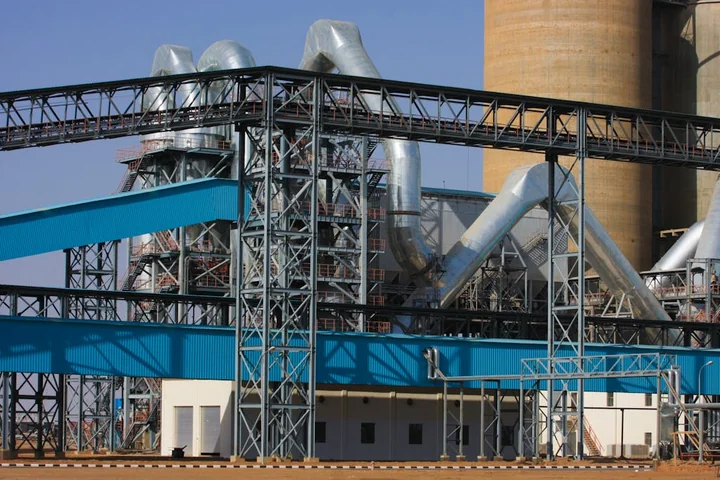 Farby przemysłowe do metalu, żeliwa i ocynku – praktyczne porównanie