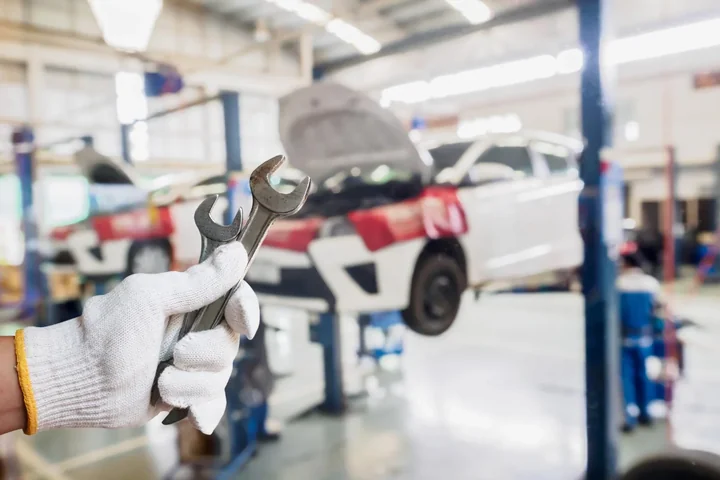 Podnośnik pneumatyczny: sprawdź, jak wybrać najlepszy model do warsztatu