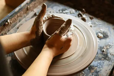 Glina, masa ceramiczna i lej ceramiczny – czym się różnią i do czego służą?