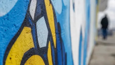 Szara ściana stadionu zyskała nowe życie. Powstał eko mural