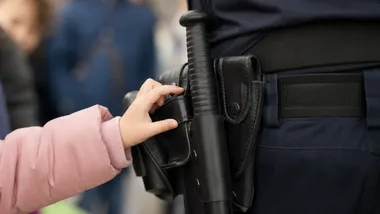 Policjanci ze Stalowej Woli uczą dzieci, jak uniknąć wakacyjnych zagrożeń