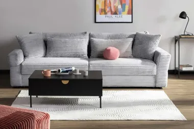 Znudziła ci się szara sofa? Zobacz, jak ożywić najpopularniejszy mebel w polskich domach