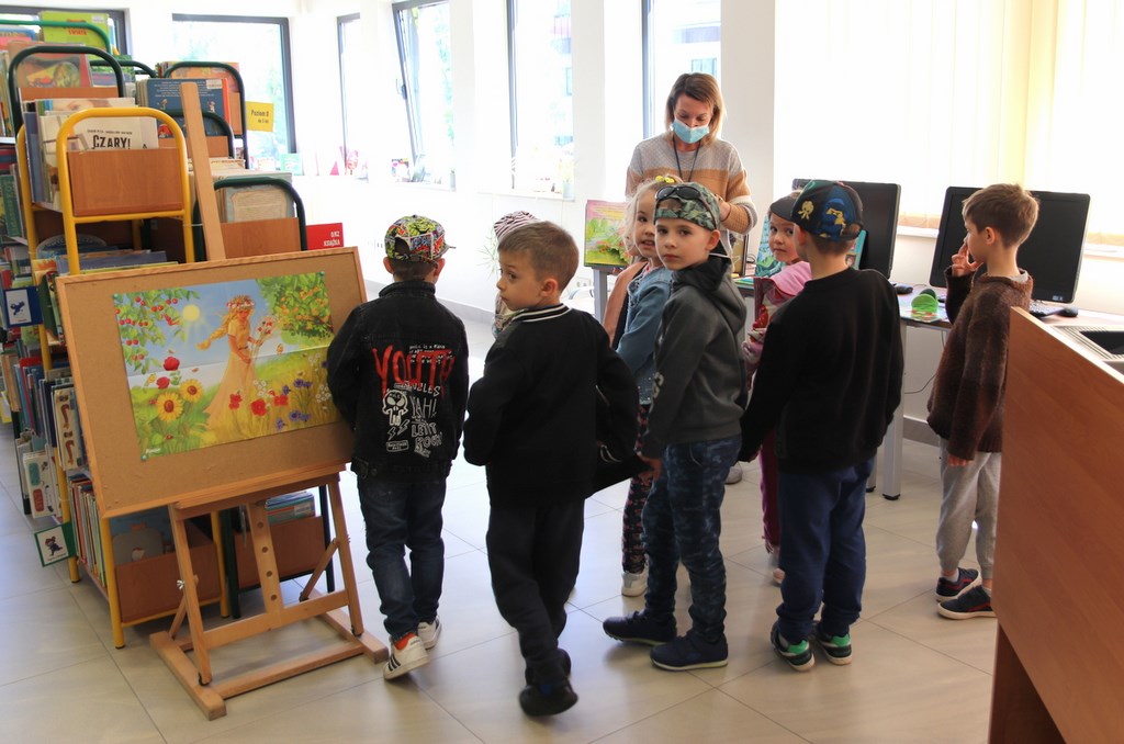 MBP Stalowa Wola:  					Wesołe czytanie i zwiedzanie biblioteki