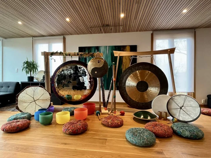 Grafika promocyjna wydarzenia Muzykoterapia i dźwiękoterapia w Stalowej Woli — gongi, misy kryształowe, handpan