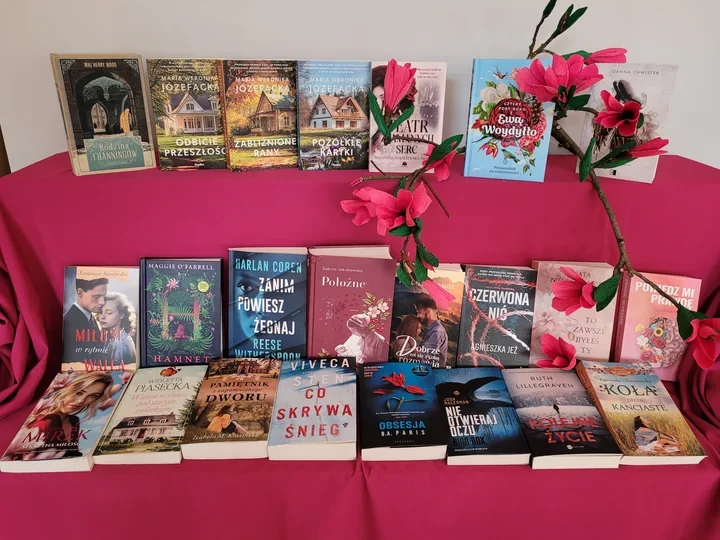 Marcowa półka w Filii nr 2 pęka od nowości - od thrillerów po wzruszenia