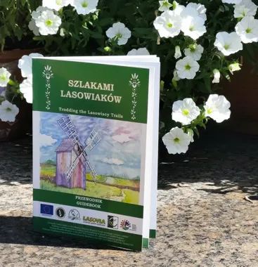 Lasowiackie ścieżki tuż za rogiem. Ten przewodnik prowadzi dalej niż turystyczne klasyki