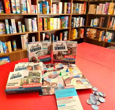 W bibliotece plansza łączy pokolenia. MBP Stalowa Wola gra dla seniorów