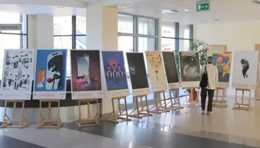 „15 POWODÓW” w Stalowej Woli - wystawa, która zatrzymuje przy sieciowych pułapkach