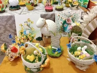 Wiosenne pisanki i obrazy - wystawa Rozwadowskiego Klubu Seniora w Filia nr 3