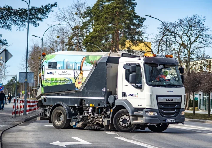 Po zimie ruszyły porządki w Stalowej Woli – sprzątają osiedla i ulice