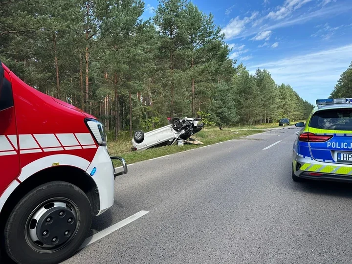 Dachowanie po zderzeniu w Zaklikowie. W aucie było 8-letnie dziecko