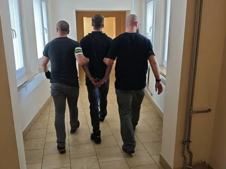 Próbował ukryć się pod łóżkiem. Policjanci znaleźli amunicję