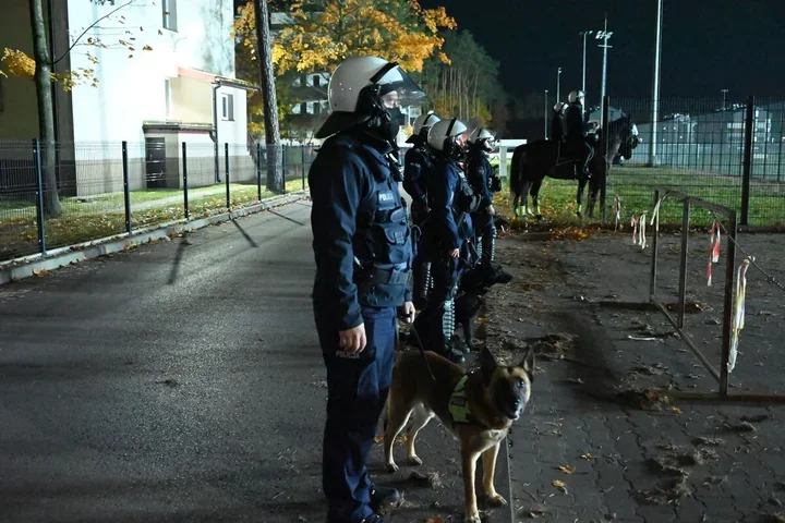 Dron, psy i patrol konny na meczu Stali. Jeden incydent z pirotechniką