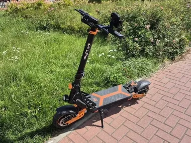 12-latek na hulajnodze uderzył w auto - finał kosztował matkę 1050 zł