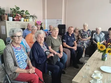 Oszustwa na seniorach były tematem spotkania. Policjant ostrzegał w Maziarni