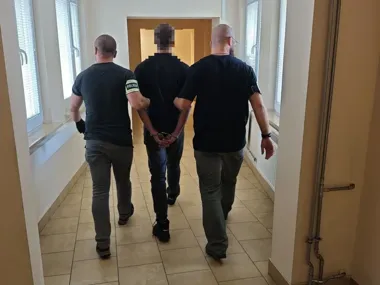 Próbował ukryć się pod łóżkiem. Policjanci znaleźli amunicję