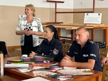 Seniorzy ze Słomianej rozmawiali z policjantami o oszustwach i zagrożeniach