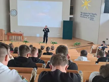 Groźby, cyberprzemoc i dezinformacja. Policjanci uczą właściwej reakcji