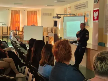 Policjant w Stalowej Woli o cyberzagrożeniach i regule 4U