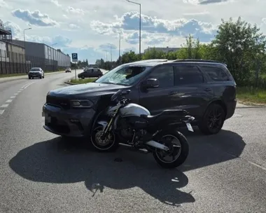 Fiat w Turbi zepchnął Peugeota do rowu, a w Stalowej Woli motocyklista trafił do szpitala