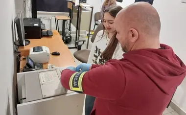 Dwie uczennice usiadły w radiowozie i zajrzały za policyjne kulisy