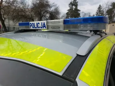Pijany kierowca Mazdy uciekał przed policją i próbował zniknąć w lesie