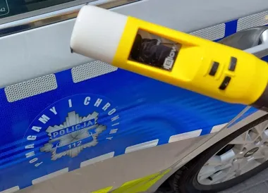 Quad wypadł z drogi po nocnej jeździe. Świadek zatrzymał pijanego kierowcę