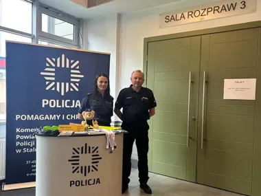 Noc Otwartych Sądów w Stalowej Woli - policjanci pokazali kulisy pracy
