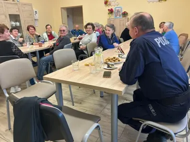 Seniorzy z Maziarni usłyszeli, jak oszuści polują na ich pieniądze