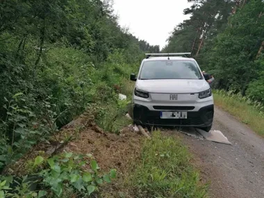 Wziął firmowe auto i zostawił je w lesie - miał sądowy zakaz