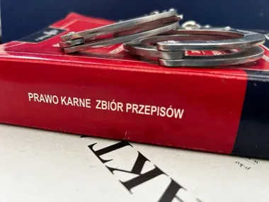 Policjanci interweniowali przy ławce. W bagażu Niemca znaleźli marihuanę