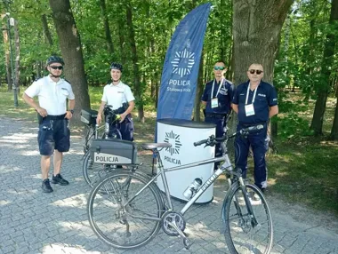 Policyjny patrol rowerowy w Stalowej Woli pilnował jarmarku i wakacyjnych zasad