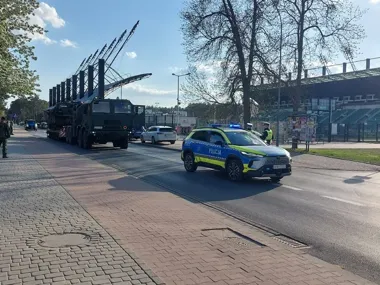 Ciężki sprzęt wojskowy ruszył przez Stalową Wolę pod policyjną eskortą