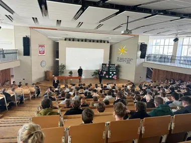 Stalowowolscy policjanci weszli do szkół z ostrzeżeniem przed handlem ludźmi