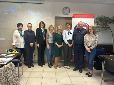 Seniorzy pod lupą oszustów - policja ujawniła metody i miejsca wsparcia