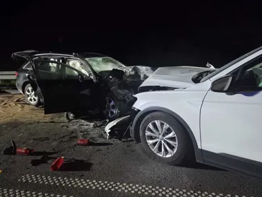 Czołowe zderzenie na obwodnicy. Kierująca zjechała na przeciwległy pas z synem na fotelu