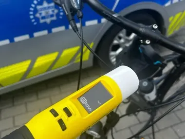 Pijany rowerzysta wyjechał z pobocza. Audi zahaczyło go bokiem