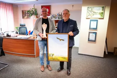 Obraz z powiatowego pleneru trafił na aukcję dla Domu Aniołków