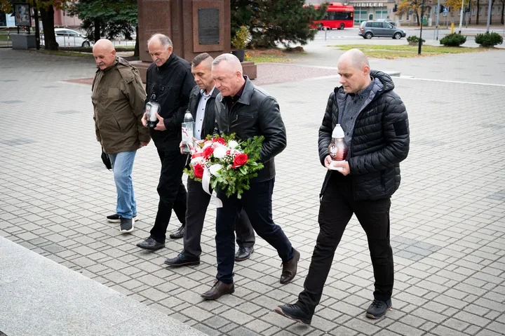 Wieńce i znicze przy tablicy. W Stalowej Woli uczcili księdza Popiełuszkę